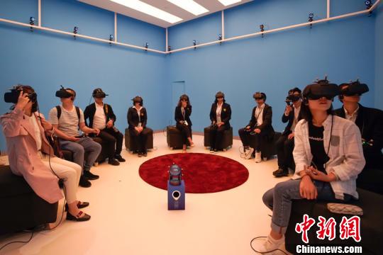 图为参观者体验VR虚拟现实。/p中新社记者 贺俊怡 摄