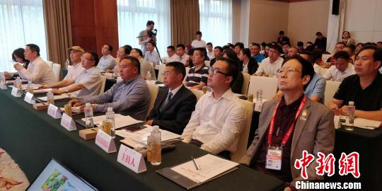 第二届“西洽会”贵州省农业产业招商对接会现场。　曾实 摄