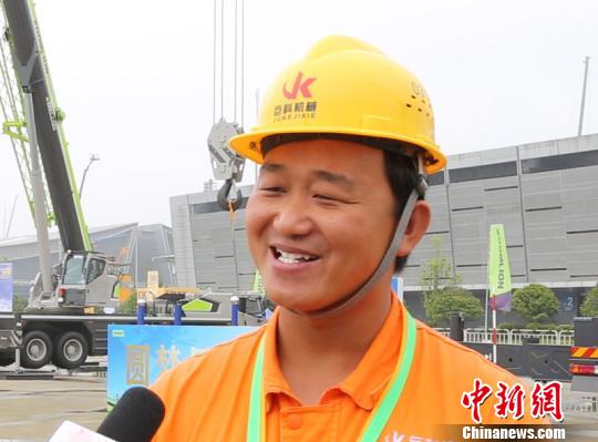 个人挑战赛冠军陈雷影接受记者采访。　刘曼 摄