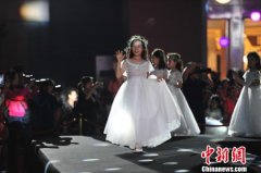 沈阳首届婚博会上演中西式婚纱秀 推动时尚产业发展