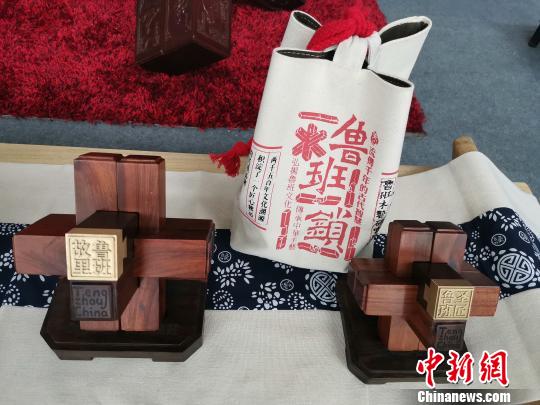 图为，在第四届鲁班科技文化节上所展示的鲁班锁。　孙宏瑗 摄