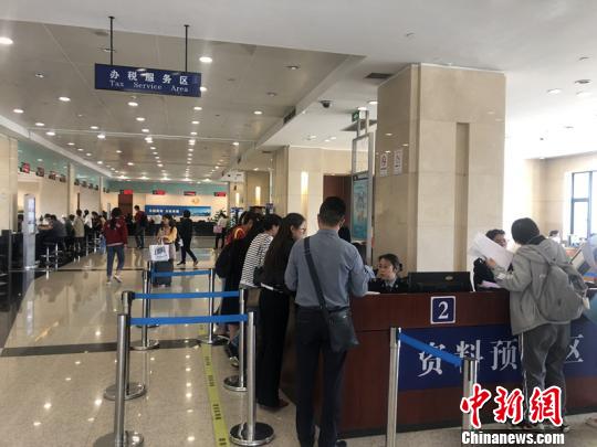 图为市民在纳税大厅办税。　杨颜慈 摄
