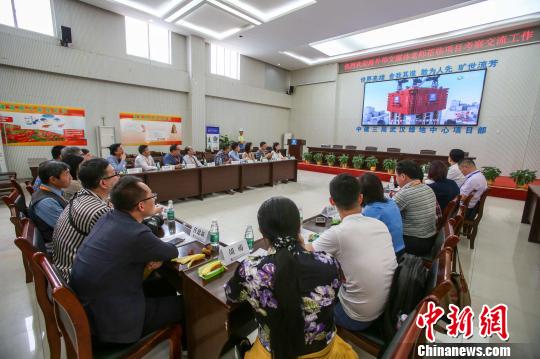 海外华文媒体代表与武汉绿地中心项目施工方座谈 张畅 摄 海外华文媒体代表与武汉绿地中心项目施工方座谈 张畅 摄