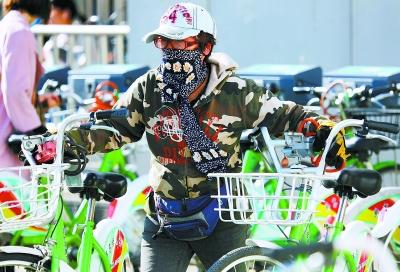 共享单车一片退潮声 这个地方的公租自行车为何成香饽饽？