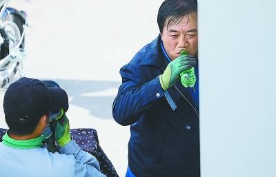 共享单车一片退潮声 这个地方的公租自行车为何成香饽饽？