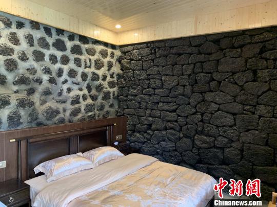 海口市永兴镇用火山石垒成的乡村民宿，颇具地方特色。　王子谦 摄