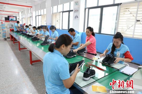 图为运动鞋项目生产线 林浩 摄