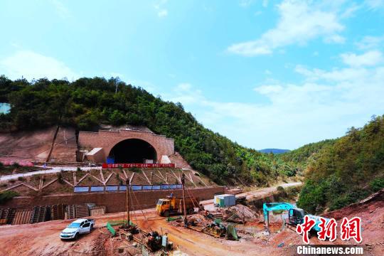 图为位于大理州巍山县的大临铁路墨家营隧道。　杨航 摄