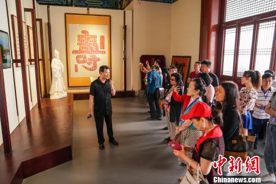 海外华文媒体记者在永福县博物馆参观。 陈冠言 摄 海外华文媒体记者在永福县博物馆参观。 陈冠言 摄