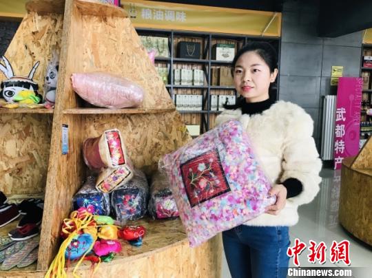 图为甘肃成县“电商中心”工作人员展示“网货”。(资料图) 闫姣 摄 图为甘肃成县“电商中心”工作人员展示“网货”。(资料图) 闫姣 摄