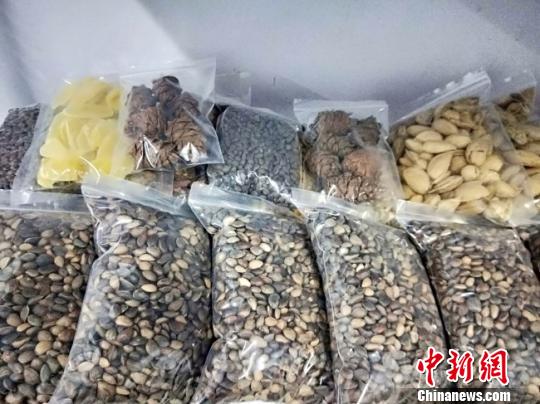 图为甘肃成县电商创业者高海波搭配的“宠物套餐”。 钟欣 摄 图为甘肃成县电商创业者高海波搭配的“宠物套餐”。 钟欣 摄