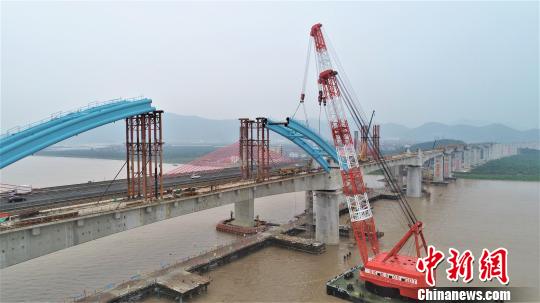 图为，灵江特大桥主桥152米连续梁拱桥钢管拱合龙中 李航天 摄