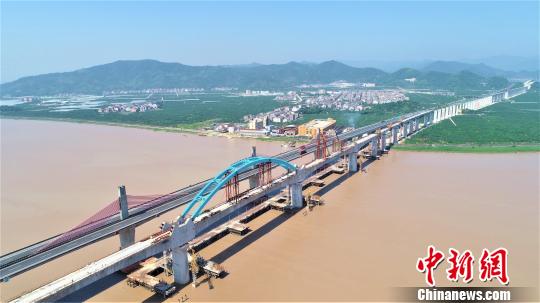 图为，灵江特大桥主桥152米连续梁拱桥钢管拱合龙 李航天 摄
