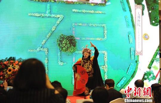 图为表演川剧变脸。　李杨 摄