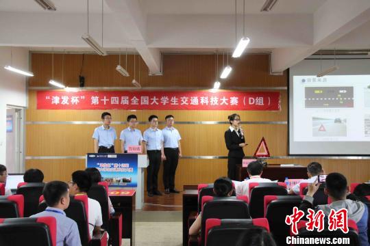 图为学生在作答辩。　王懿娜 摄