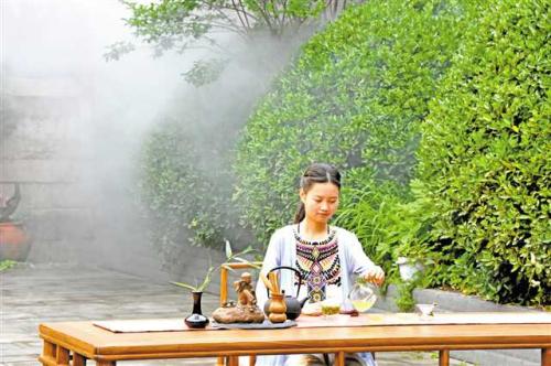 游客在鸡鸣寺内品尝鸡鸣茶。 谢模燕 摄 游客在鸡鸣寺内品尝鸡鸣茶。 谢模燕 摄