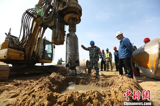 图为旋挖机钻孔打基础。　兰宁 摄