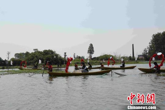 200多名网络主播通过网络展示小龙虾的一生。　余杰 摄