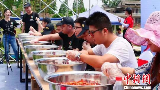 民众参与品尝小龙虾的大胃王比赛。　余杰 摄