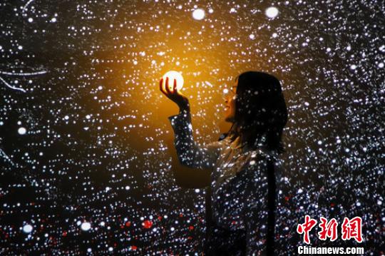 2019数博会期间，“追梦·未来”数字艺术特展吸引众多市民前来观展。　瞿宏伦 摄