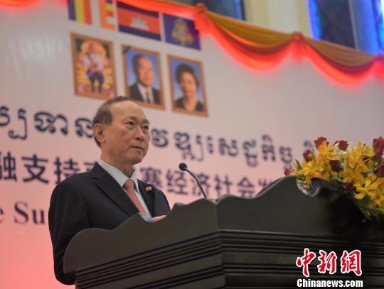 图为柬埔寨加华银行董事长方侨生在致辞。　黄耀辉 摄