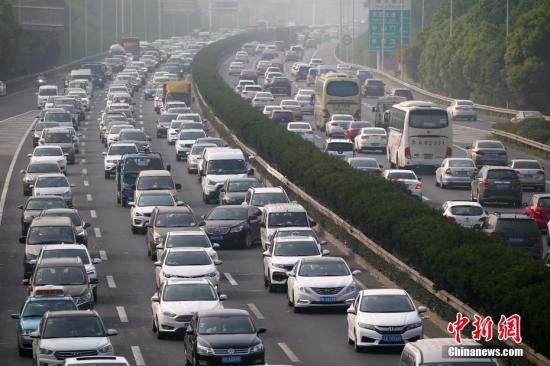 资料图：高速公路上行驶的车辆。/p中新社记者 泱波 摄