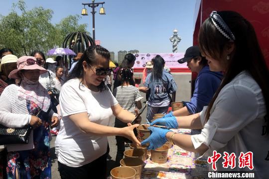 在美食节现场，千人免费试吃凉皮活动吸引了许多游客。　李佩珊 摄