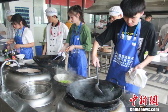 图为参赛选手在比拼厨艺。 刘向辉 摄 图为参赛选手在比拼厨艺。 刘向辉 摄