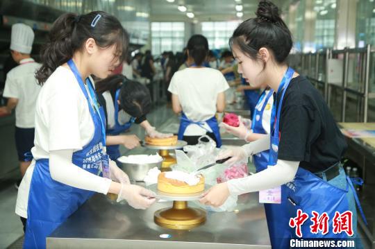 图为参加裱花蛋糕比赛项目的选手在精心制作蛋糕。 刘向辉 摄 图为参加裱花蛋糕比赛项目的选手在精心制作蛋糕。 刘向辉 摄