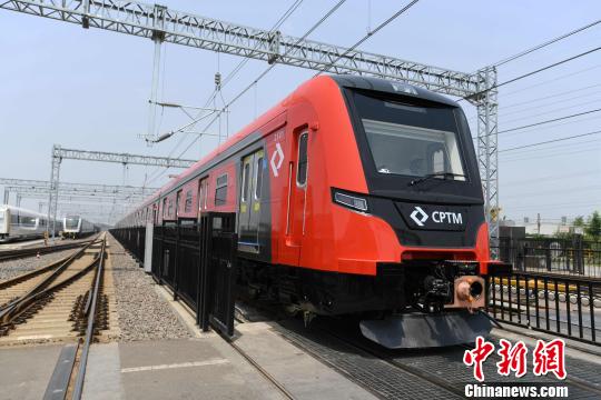 中车四方出口巴西装备南美洲首条机场线城轨车辆下线。　姜超 摄