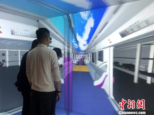 客户在VR实验室内感受列车设计效果。　胡懿 摄