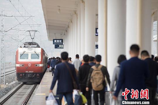 兰渝铁路也是精准扶贫的长大干线，沿线22个县市区中分布着六盘山区、秦巴山区的十多个国家扶贫重点县。随着全线开通运营，沿线丰富的农牧业资源、有色金属资源、煤炭矿产资源有了廉价、快速的铁路运输通道。中国铁路兰州局供图