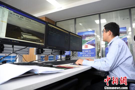 资料图为青海新能源大数据创新平台工作人员实时监控新能源风电场运行。　罗云鹏 摄