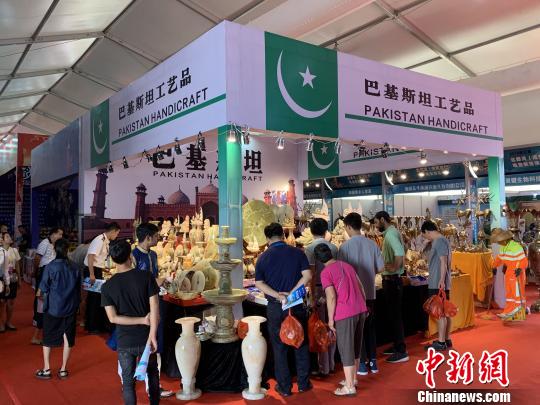 图为博览会巴基斯坦工艺品展台 王子谦 摄