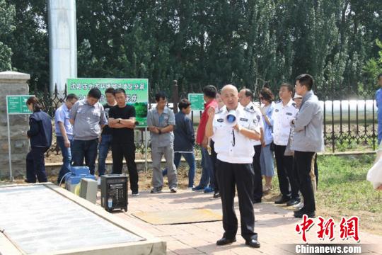 环境执法人员宣讲相关要求。　赵桂华 摄