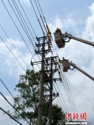 青海配电网首次开展不停电带负荷更换柱上开关作业 青海配电网首次开展不停电带负荷更换柱上开关作业