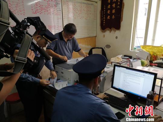 执法人员对一家旅行社进行上户检查。 供图