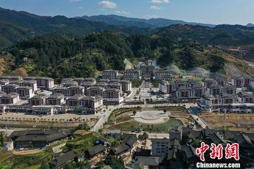 3月29日,航拍贵州省雷山县羊排扶贫生态移民小镇。中新社记者 贺俊怡 摄 3月29日,航拍贵州省雷山县羊排扶贫生态移民小镇。/p中新社记者 贺俊怡 摄