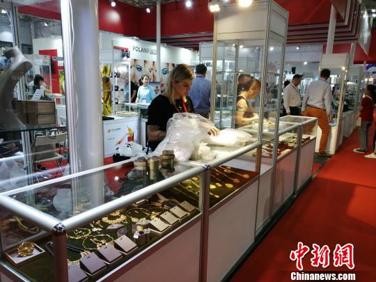 图为中国-中东欧国家博览会暨国际消费品博览会展馆一角。 王迎 摄 图为中国-中东欧国家博览会暨国际消费品博览会展馆一角。 王迎 摄