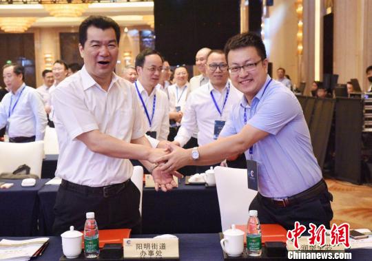 图为：本次大会期间，签约了一批重大投资项目。　何蒋勇 摄