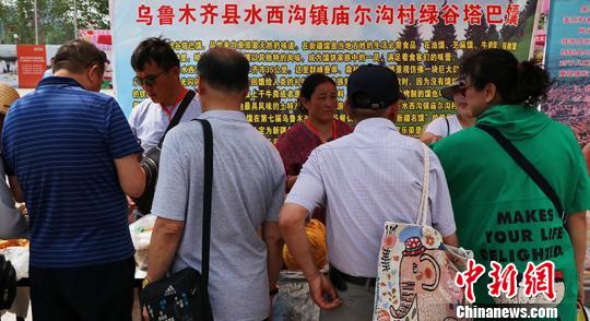 吉英斯别克？沙达克的塔巴馕以其独特的风味成为现场最受欢迎的馕食品。　王小军 摄