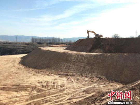 皋落镇青岩底片区造地项目集中开工仪式。　王志灏 摄