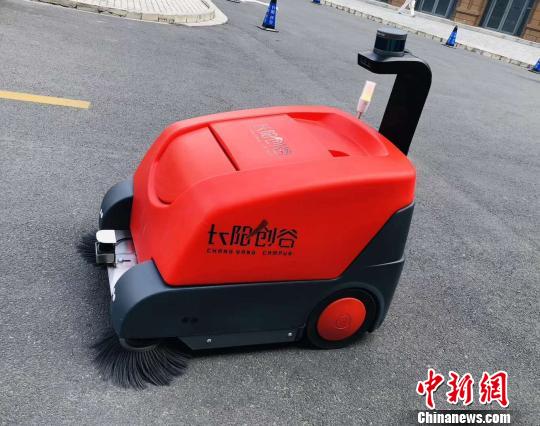 扫洗地机器人提高了清洁效率。　李荣 摄