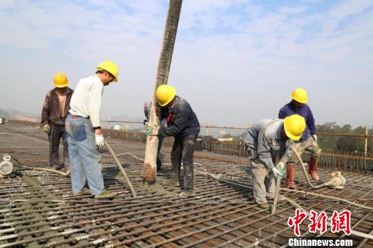 中铁二十五局施工人员浇筑混凝土 黄诗伟 摄