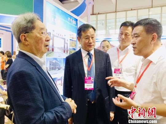 图为嘉宾参观。　林榕生 摄