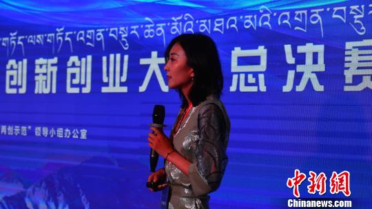 西藏第二届全区科技创新创业大赛现场，企业创始人现场路演，阐释产品理念。　江飞波 摄