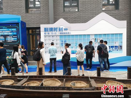 观众参观“双创”活动周展区。　张煜欢 摄