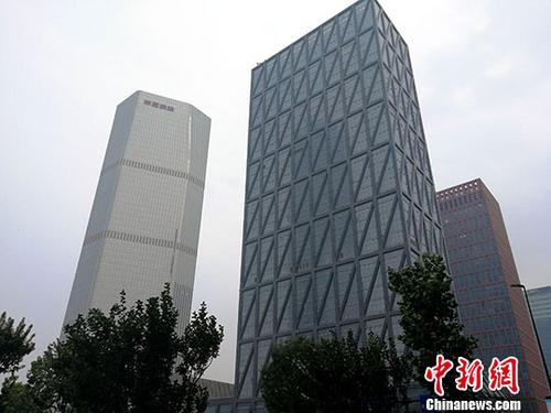 资料图：天津经济技术开发区于家堡附近的街道高楼林立。/p中新社记者 张道正 摄