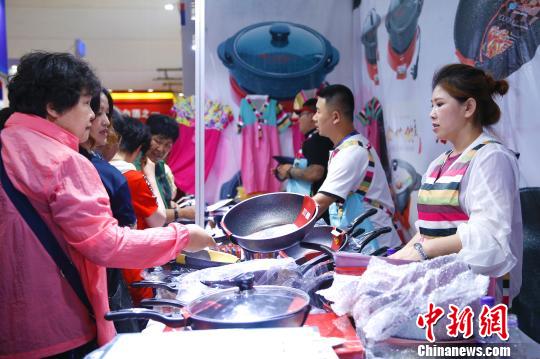 韩国厨具吸引消费者采购 吕品 摄