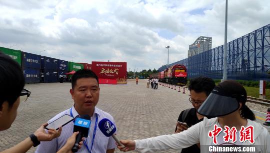 厦门港海沧集装箱查验服务有限公司负责人向记者介绍相关情况。 杨伏山 摄 厦门港海沧集装箱查验服务有限公司负责人向记者介绍相关情况。 杨伏山 摄